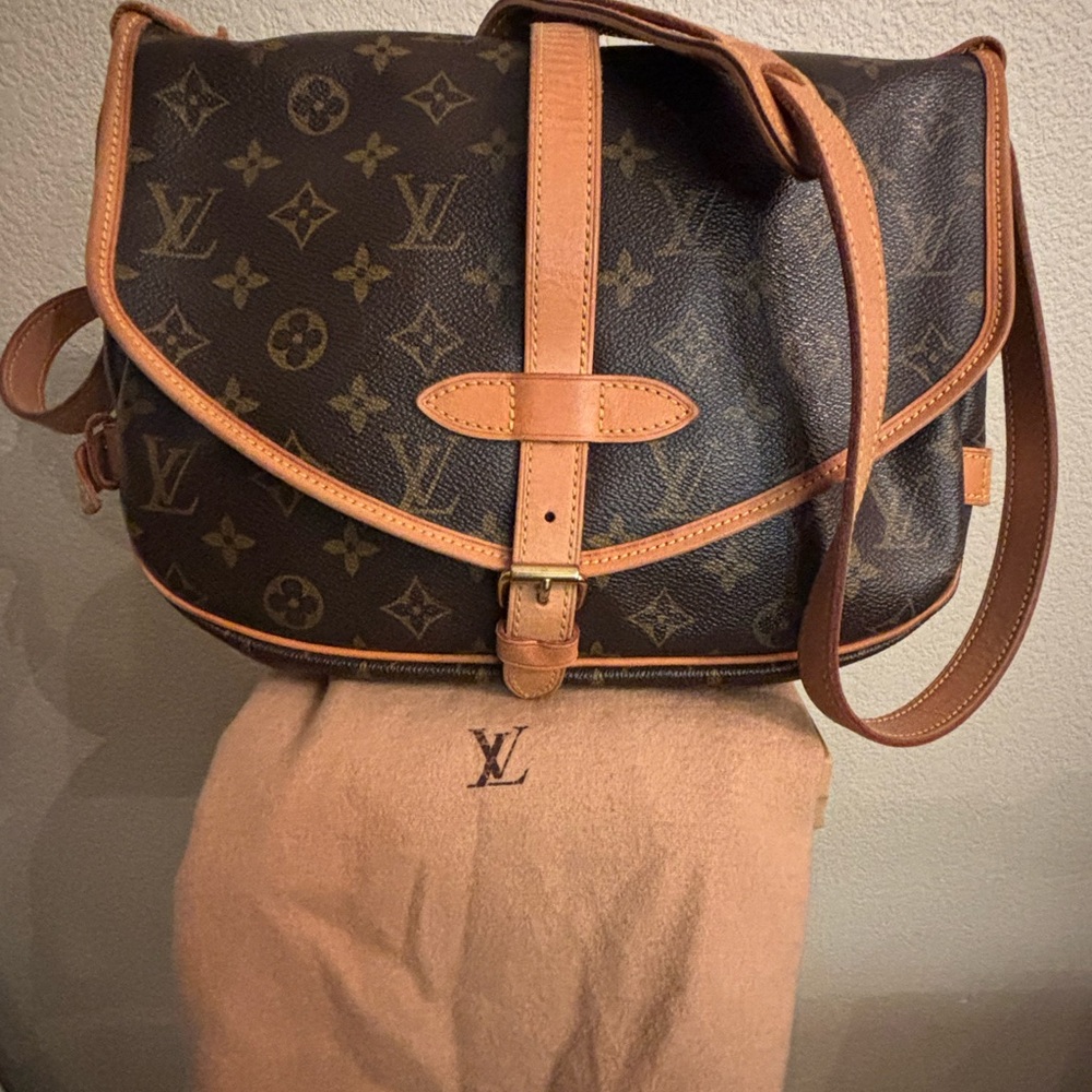 Louis Vuitton Vintage Samur 30 crossbody 2004 collection. Made in France MB0024
